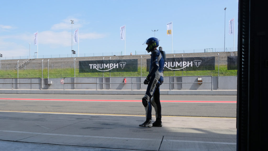 Motorradfahrer in der Boxengasse Oschersleben